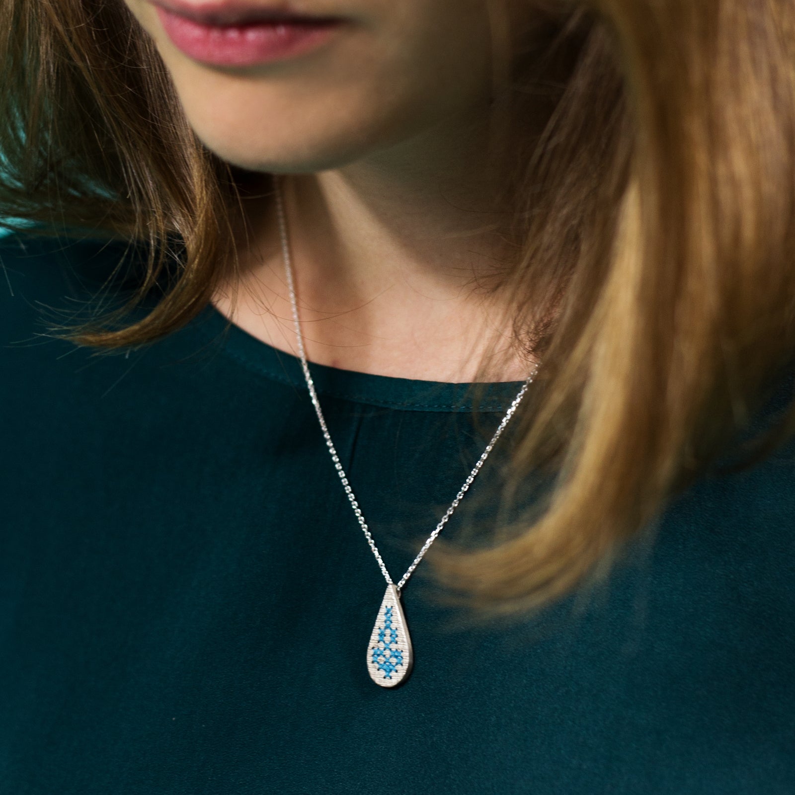 Stick-Anhänger Tropfen Silber von Bettina Götsch bei Wilhelm die 3.