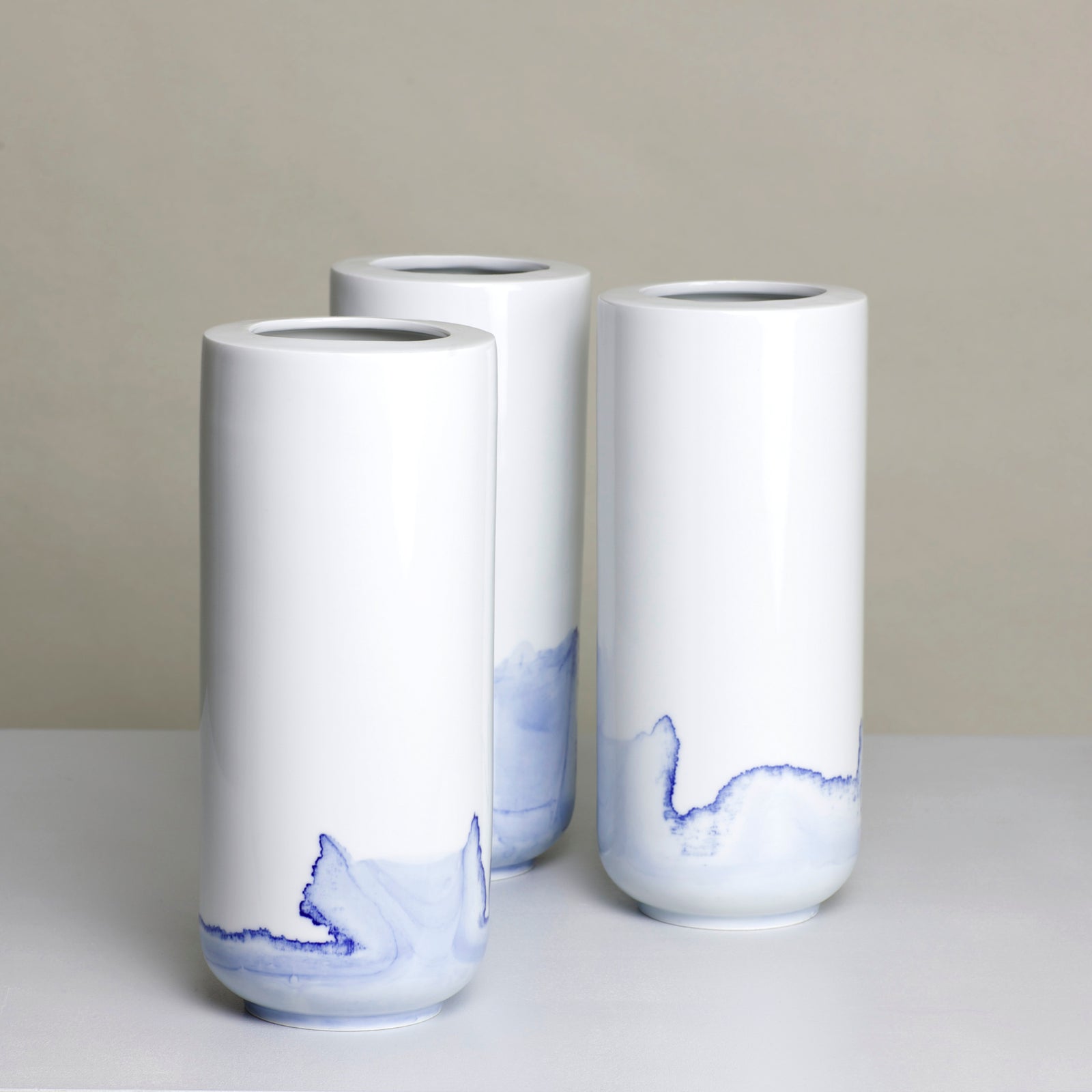 Porzellanvase "Tide" Größe M glasiert - 4 Varianten von Anna Badur bei Wilhelm die 3.