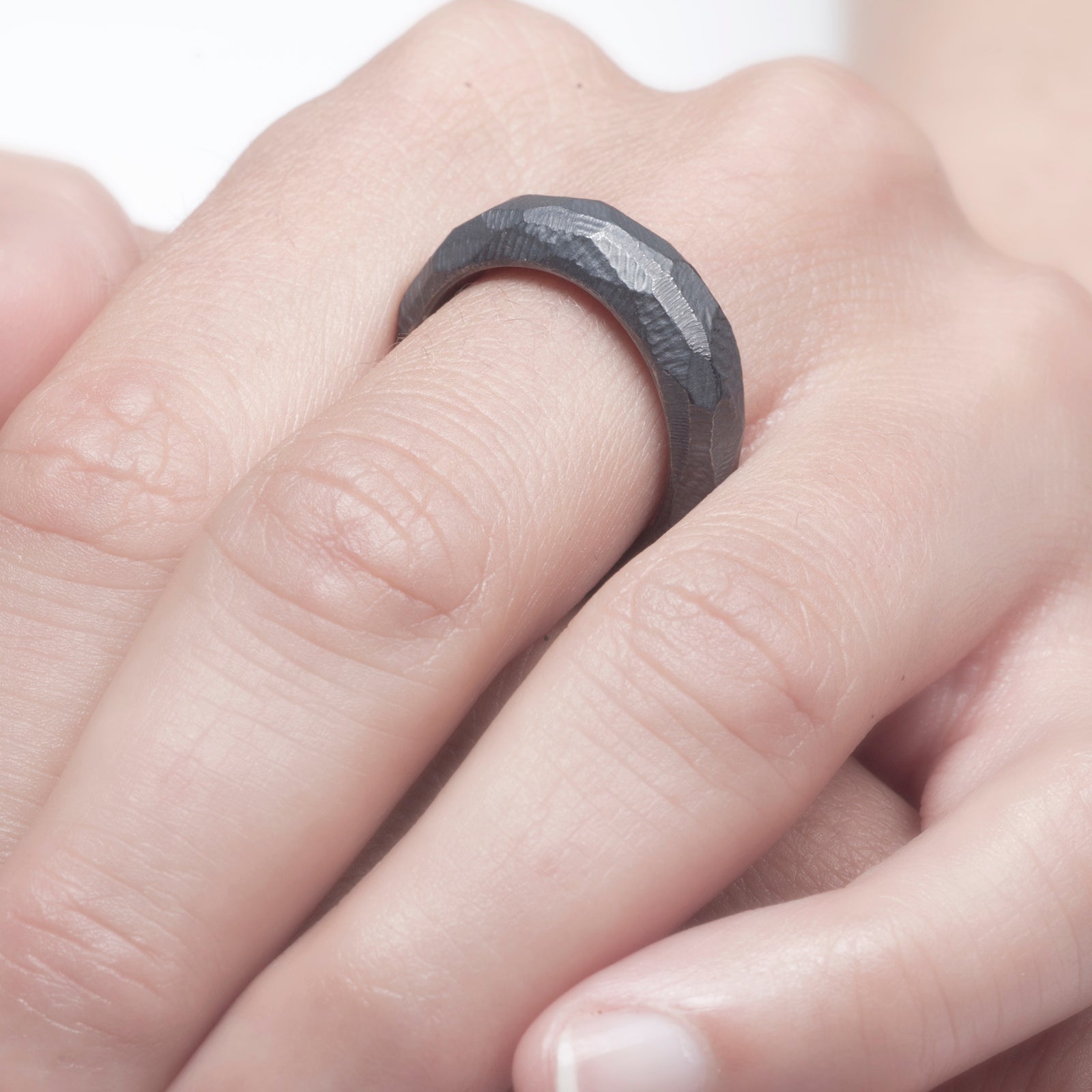 Facett-Ring "Eiger" von Bettina Götsch bei Wilhelm die 3.