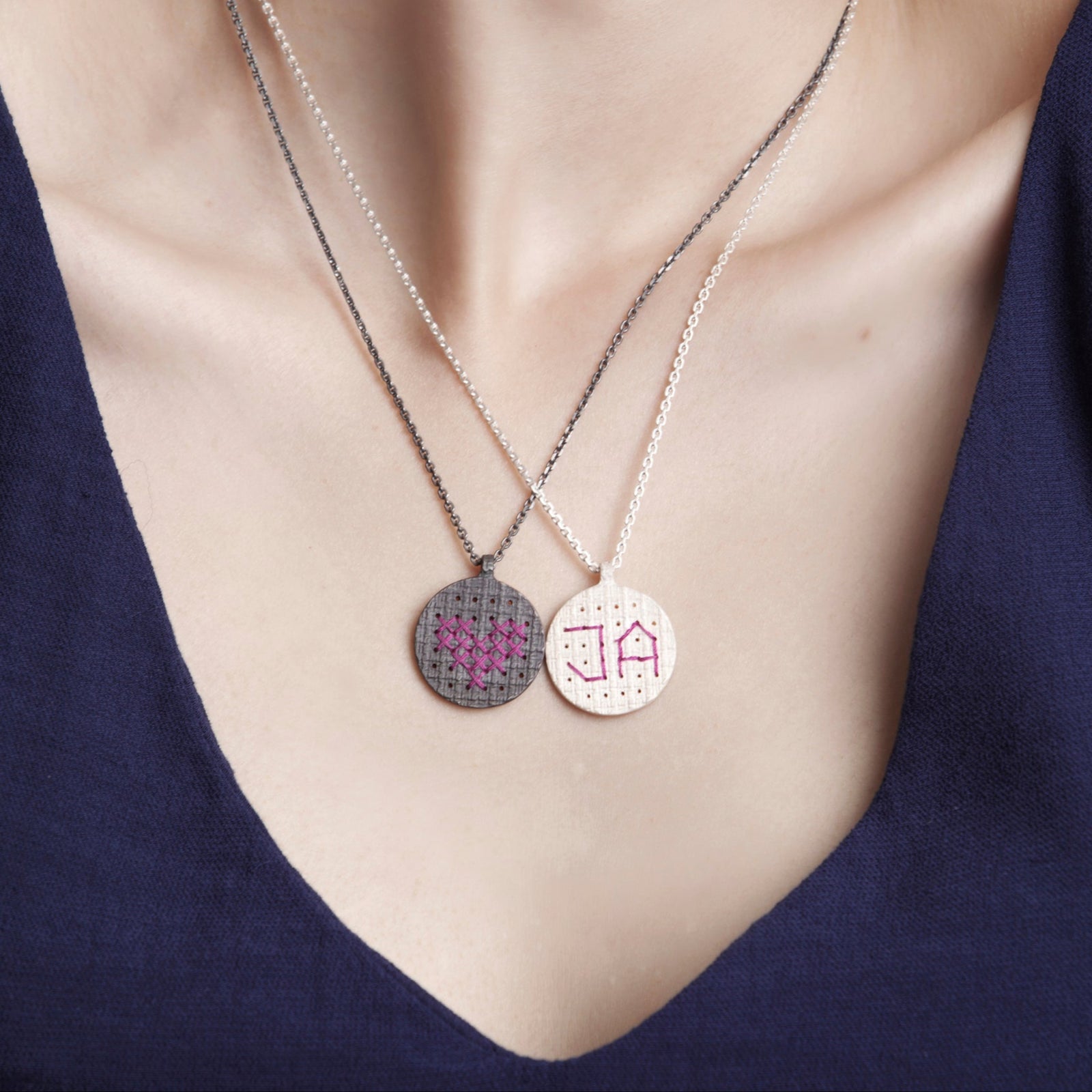 Stick-Anhänger rund Silber von Bettina Götsch bei Wilhelm die 3.