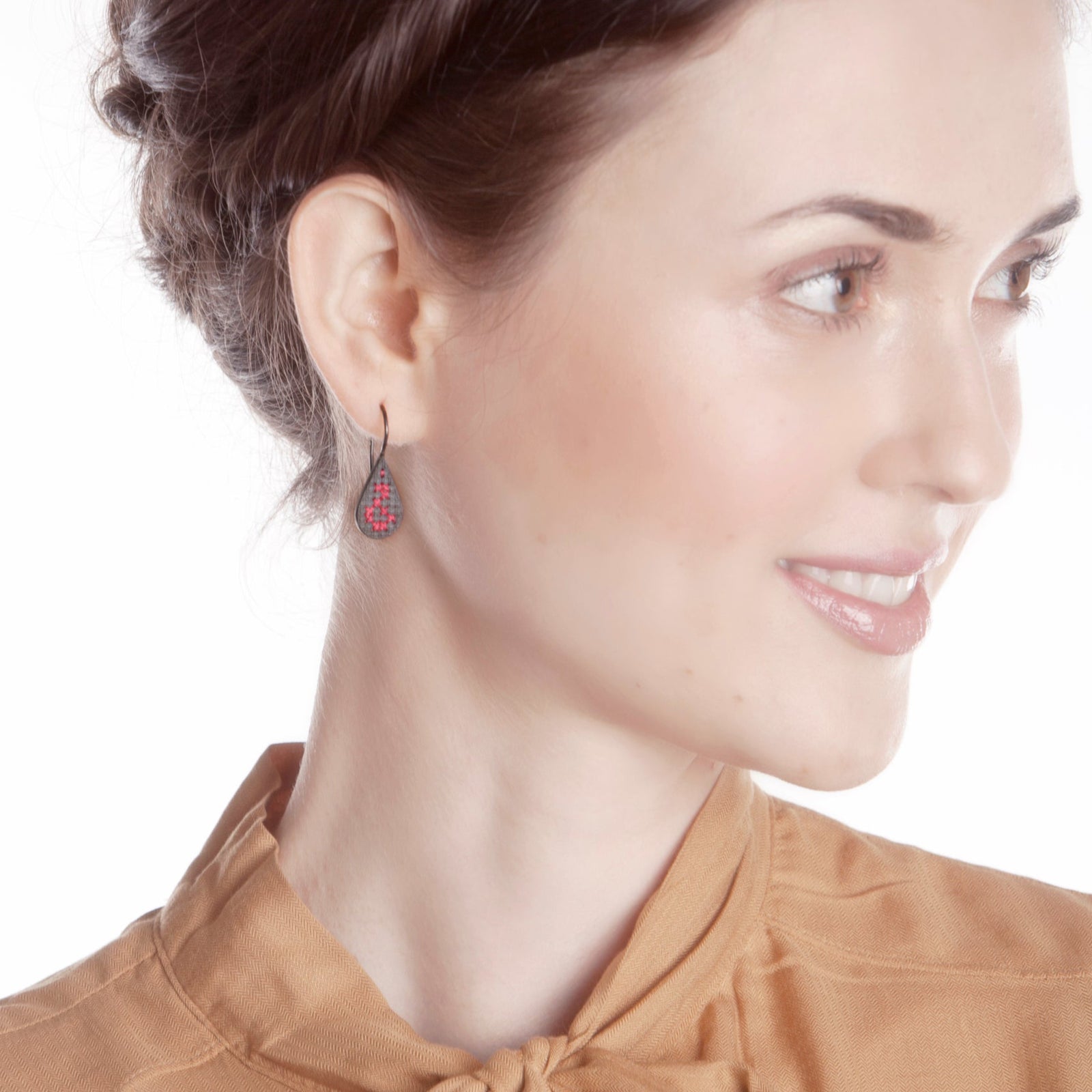 Stick-Ohrhänger Tropfen klein Silber von Bettina Götsch bei Wilhelm die 3.