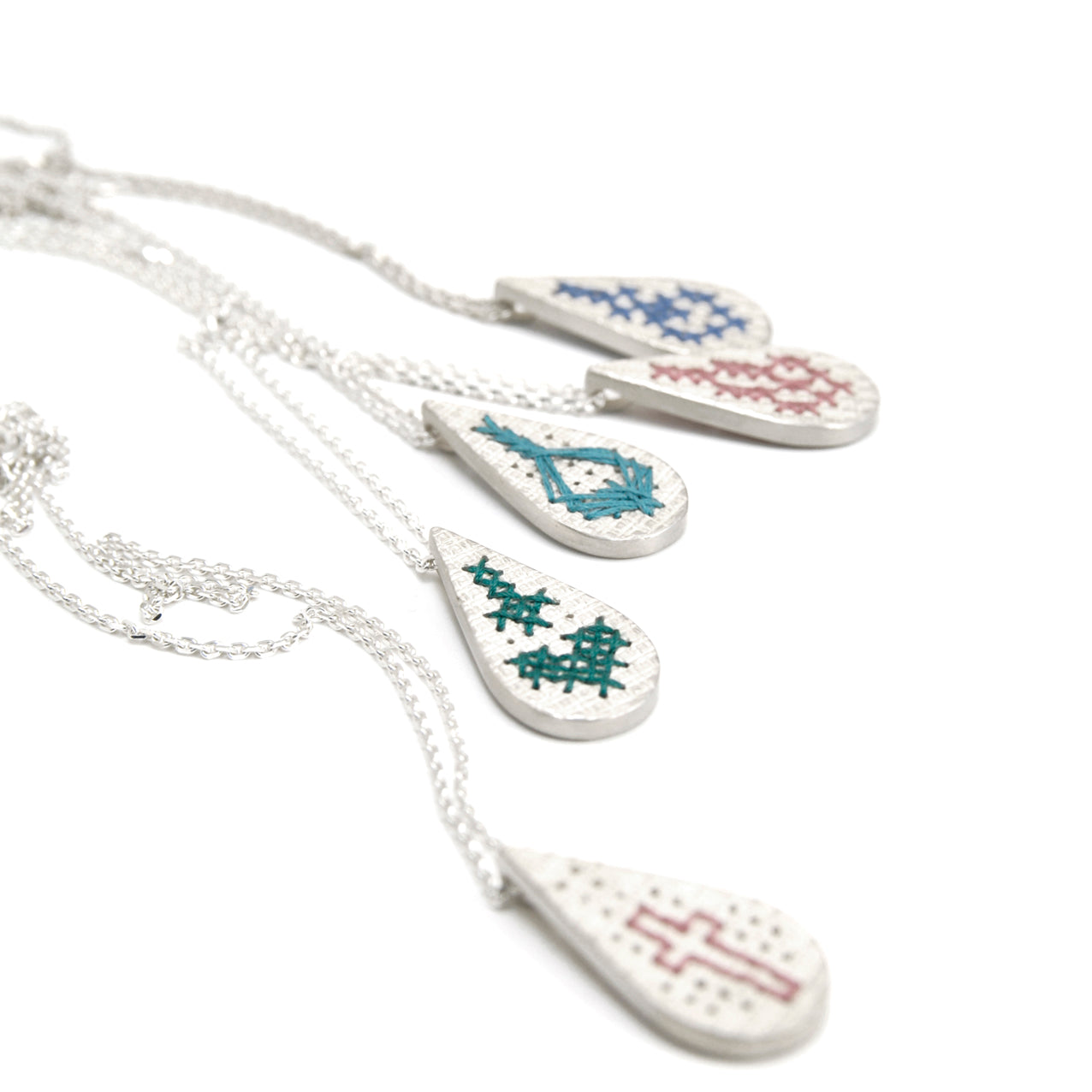 Stick-Anhänger Tropfen Silber von Bettina Götsch bei Wilhelm die 3.