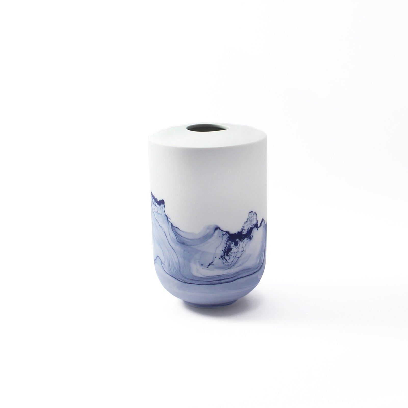 Porzellanvase "Tide" S matt - 3 Varianten von Anna Badur bei Wilhelm die 3.