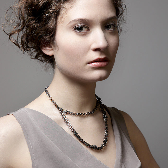 attraente - magnetische Kette schwarz von Ulrike Poelk bei Wilhelm die 3.