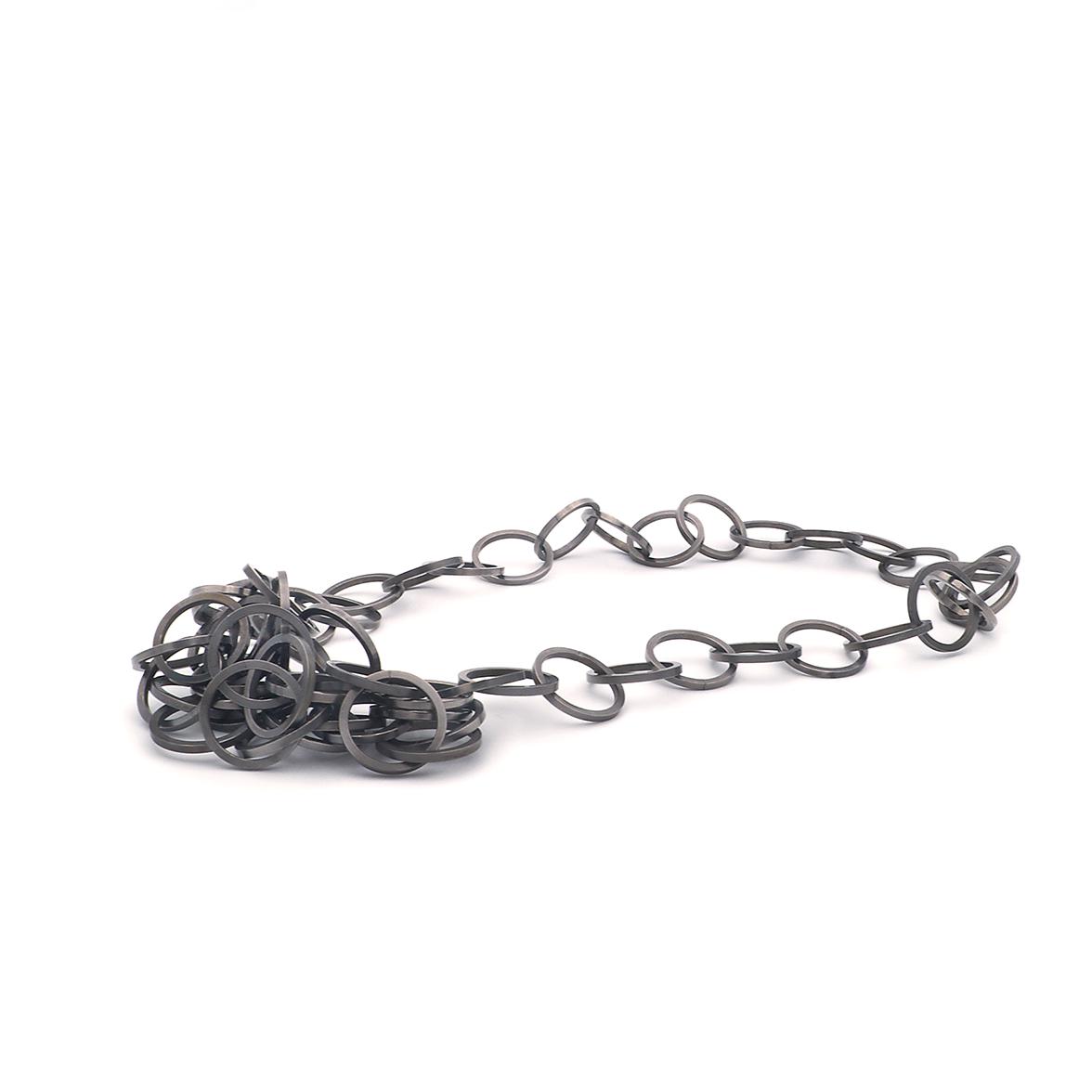 attraente grande - magnetische Kette schwarz von Ulrike Poelk bei Wilhelm die 3.