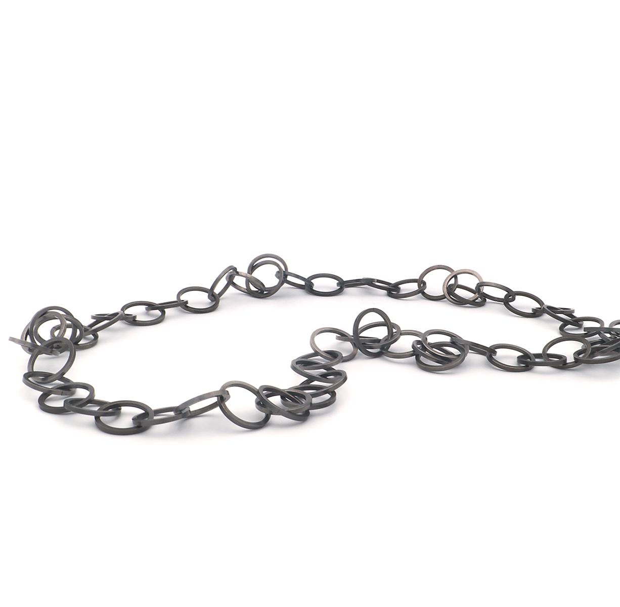 attraente grande - magnetische Kette schwarz von Ulrike Poelk bei Wilhelm die 3.