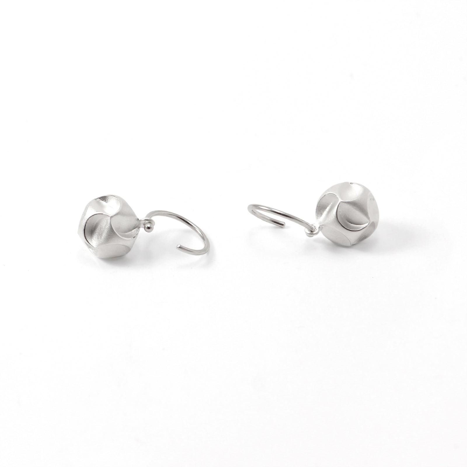 Ohrhänger Clickball Silber von Sally Kiss bei Wilhelm die 3.